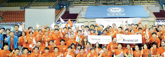 프리스케일이 공식 후원하고 한양대학교 미래자동차공학과가 주최하는 '2015 지능형 모형차 경진대회'가 오는 16일 한양대학교 올림픽 체육관에서 열린다. 사진은 지난해 열린 제1회 월드와이드 프리스케일 컵 결승전 기념촬영 모습.     프리스케일 코리아 제공